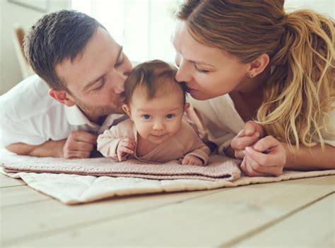 Mama apkabina vaiką