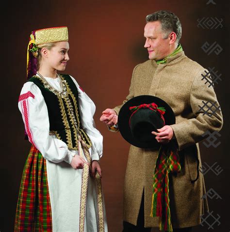 Moterys, dėvinčios tradicinius Žemaitijos tautinius kostiumus, su akcentu ant skarų