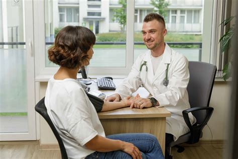 gydytojas, konsultuojantis su sportininku