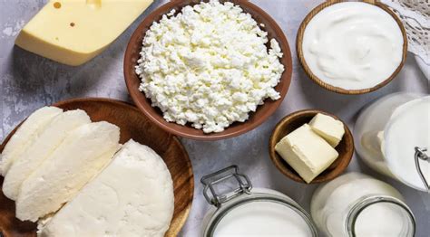 Įvairūs pieno produktai ir vaisiai