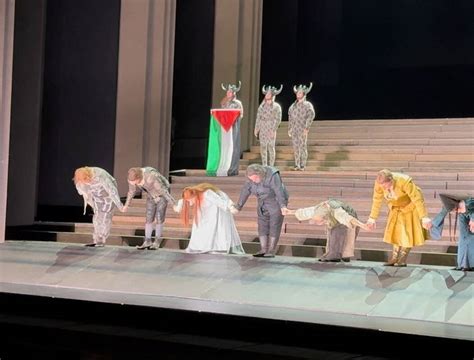 Jaunas vyras, dainuojantis operos scenoje