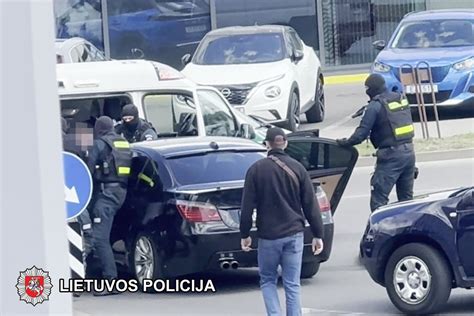 Jaunas vyras, dainuojantis scenoje