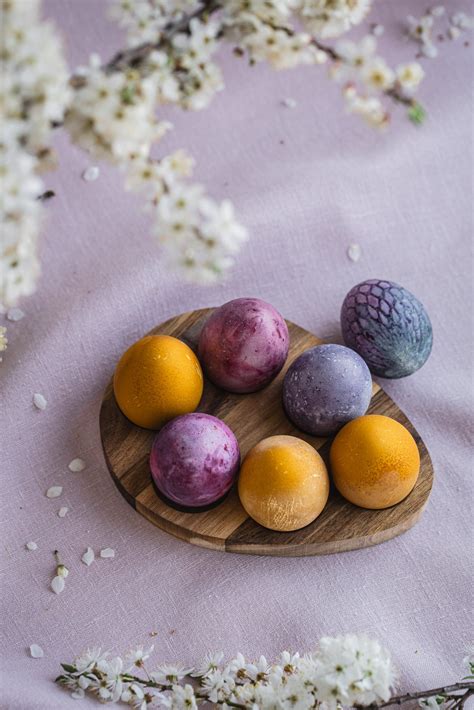 Įvairių spalvų natūraliai dažyti kiaušiniai