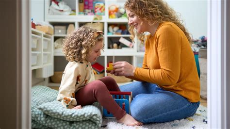 Tėvai ir vaikas ramiai kalbasi