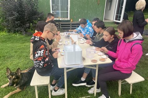 Vaikai „Taikos stalo“ erdvėje