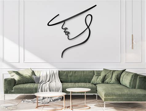 Moters siluetas, žiūrintis į horizontą