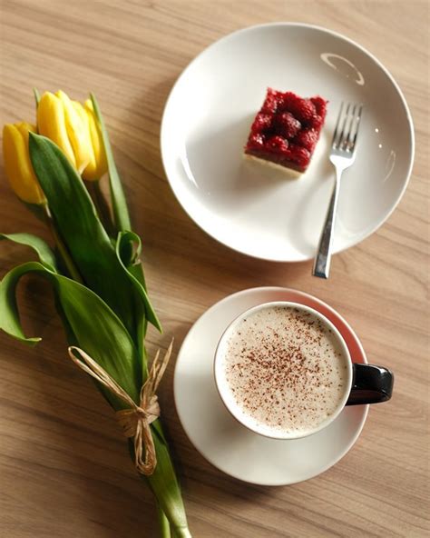 Simbolinis vaizdas: kavos puodelis ir arbatos puodelis