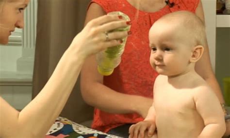 Kūdikis mokosi šliaužti