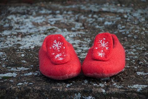 Vaiko rankos ir kojos šiltai apklostytos