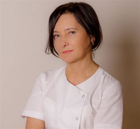 Akušerė-ginekologė prižiūri gimdyvę