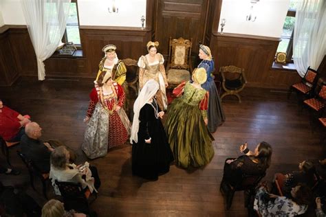 Moters ranka, laikanti kūdikio pirštą