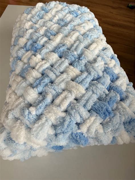 Naujagimio ranka laiko suaugusiojo pirštą