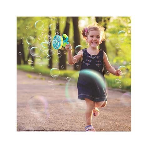 kūdikis su muilo putomis