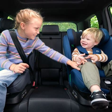 Kūdikis patogiai įsikūręs automobilinėje kėdutėje su įklotu