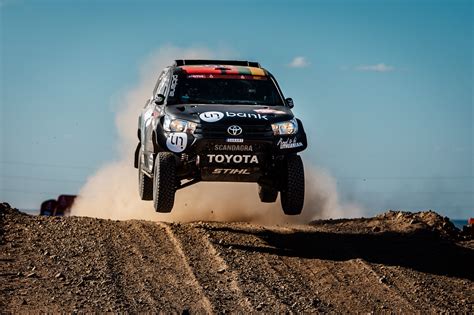 Benediktas Vanagas su Toyota Hilux Dakaro ralyje