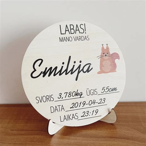 Medinė kaladėlė su kūdikio gimimo informacija