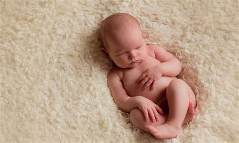 Naujagimio pilvukas su bambute