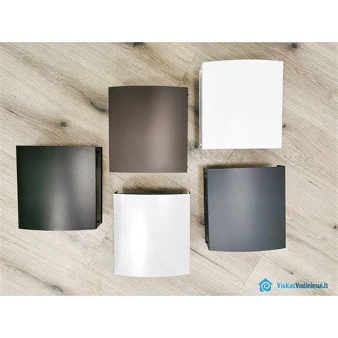 Įvairių spalvų ir dizaino vardinių laikiklių pavyzdžiai