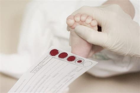 kraujo lašas su hCG molekule