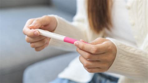 Moteris, atliekanti ovuliacijos testą