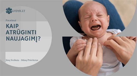 Kūdikis ant tėvų kelių pilvu žemyn