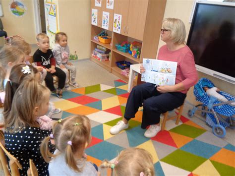 Žaisminga vaikų grupė darželyje