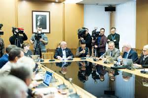 Infografika, lyginanti Stebėtojų tarybos ir Valdybos funkcijas ir atsakomybes.