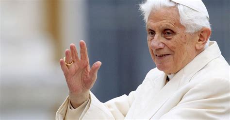 ranka rašo prašymą ant popieriaus