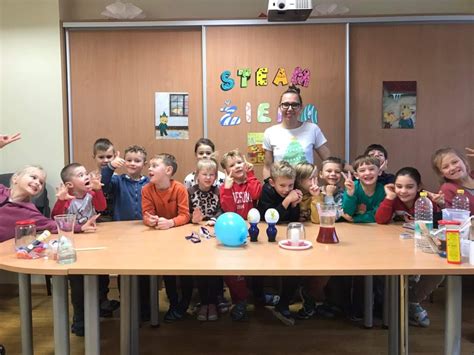 vaikai, tyrinėjantys STEAM eksperimentus darželyje