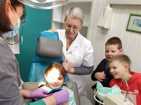 šeima lankosi pas odontologą