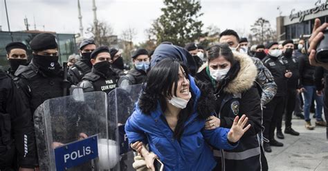 Studentai ir dėstytojai universitete