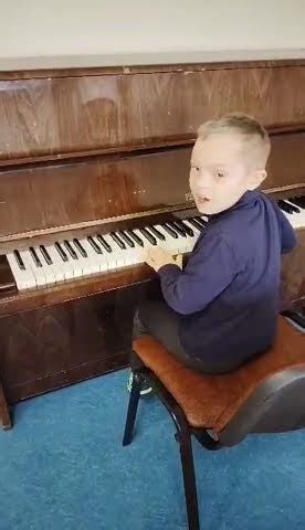 Vaikas groja pianinu