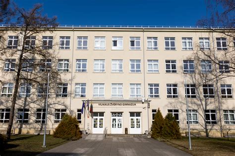 tėvai ir mokytojai kalbasi darželyje