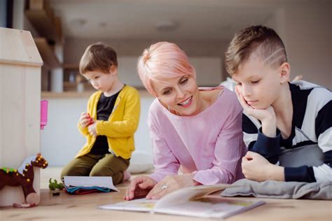 mokytojas bendrauja su vaikais