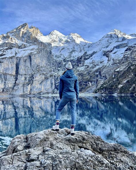 šeima su vaiku keliaujanti į mokyklą