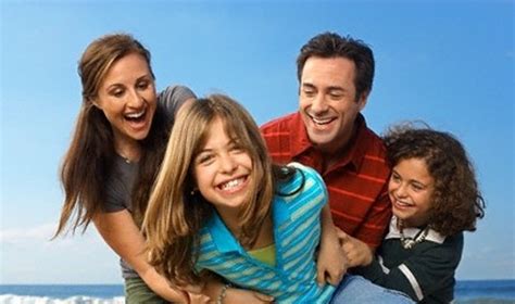 šeima laiminga kartu leidžia laiką