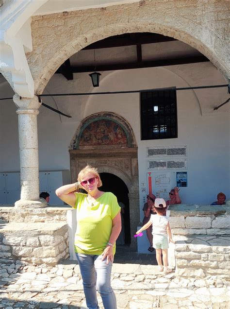 vaikas džiaugiasi apdovanojimu už gerą elgesį