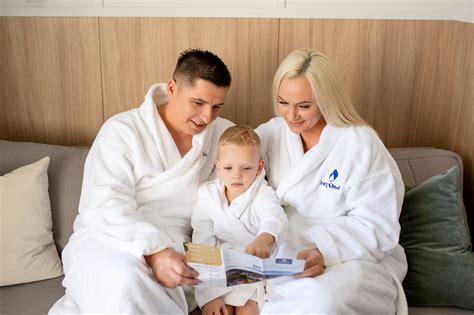 Vaikai kartu su tėvais gamina sausainius