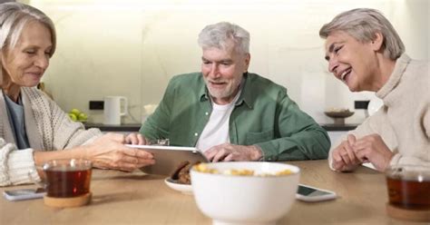 Žmonės bendrauja grupėje