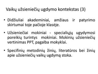 Mokiniai diskutuojantys apie literatūros kūrinį