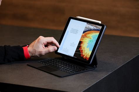 Žmogus naudojasi kompiuteriu ir planšetiniu kompiuteriu