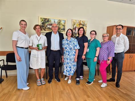 Nuotrauka su įstaigos administracijos atstovais ar ugdytojais