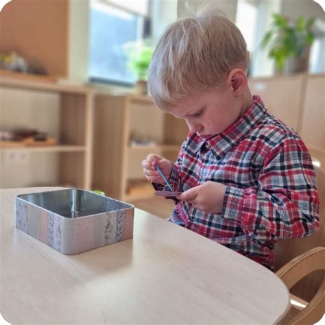 vaikas mokosi Montessori aplinkoje