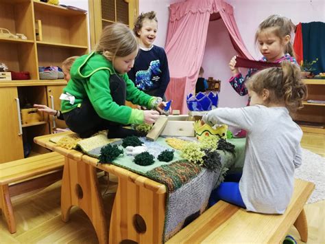 mažų vaikų grupė žaidžia