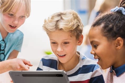 Vaiko ranka naudojanti planšetinį kompiuterį