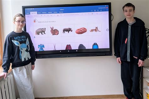 Interaktyvioji lenta su vaikų piešiniais