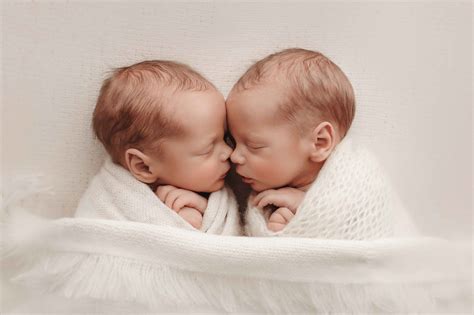 Kūdikis ant keturių supasi