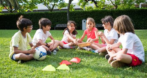 Vaikų darželis, vaikai žaidžia lauke