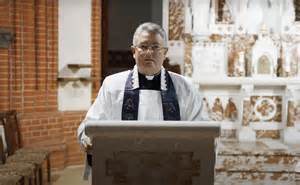 Mokslininkas ir kunigas diskutuoja prie stalo