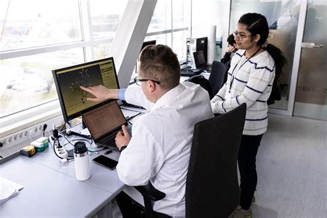 X kartos atstovai, dirbantys kompiuteriais